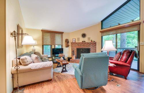 Charming Hedgesville Retreat with Deck and Fireplace! - Foto 4