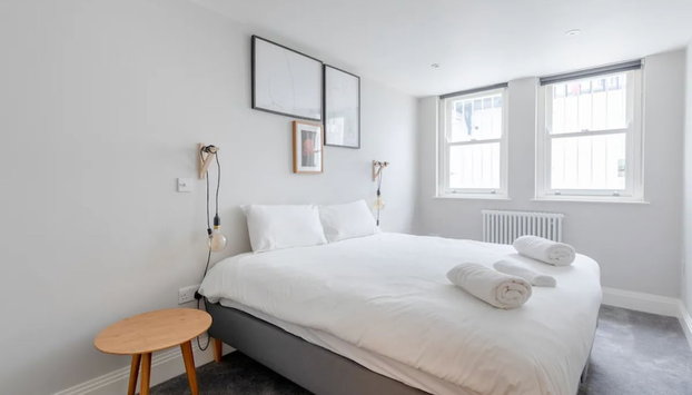 Chic 1BD Flat W/patio - 2 Mins From Baron's Court! - Foto 2, Habitación