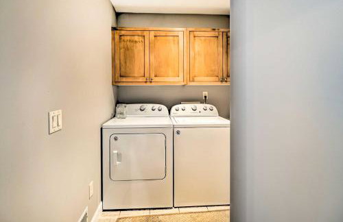 Cozy Whitehall Hideaway with Hot Tub and Chiminea! - Foto 24