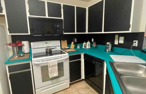 The Botanical Retreat, King Comfort & Poolside Peace - Photo 9