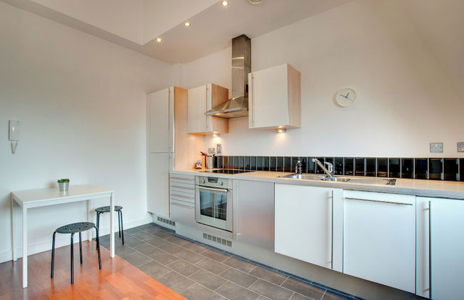 Crown Apartments By Week2Week - Photo 38