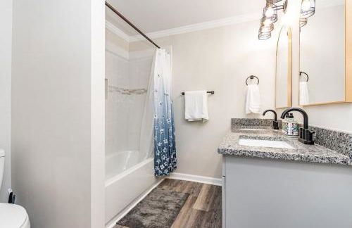 Renovated house close to Dtown Durham w king bed - Photo 22