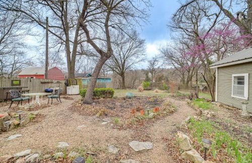 Historic Cabin with Yard 1 Mi to Lake Spavinaw! - Foto 22