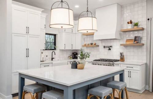 Chateau in the Village - Brand New 3BD 5BA - Foto 20