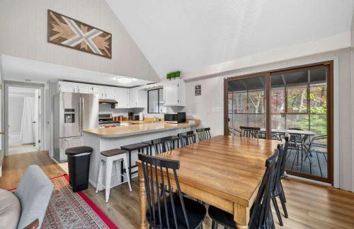 Wooded Chalet w Hot Tub & Indoor Pool, Gym Access - Foto 10