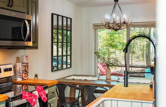 The Après-alpine by Avantstay Cozy Modern Cabin w/ Deck - Foto 32