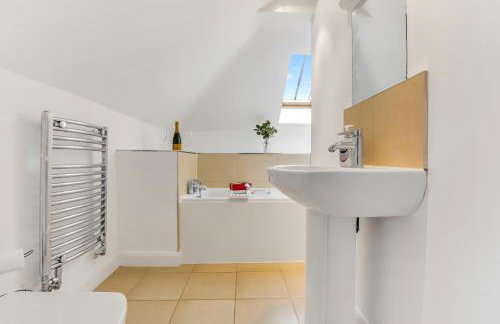 Comfortable 3-Bed Dormer Bungalow Family & Business Friendly - Photo 9