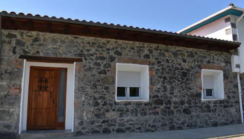 La Antigua Cuadra es un alojamiento de piedra y altos techos de madera con mucho encanto, jardín privado con barbacoa y acceso al río Asón - Foto 4