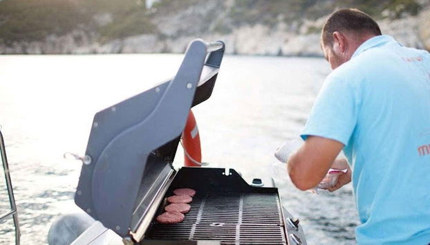 Barbecue à bord du catamaran à Dénia