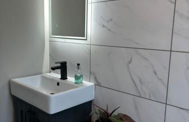 Redwing Retreat Bicester Village - Stylish Retreat Steps from the Shops - 2 Bed House with Garden and Parking - Foto 41