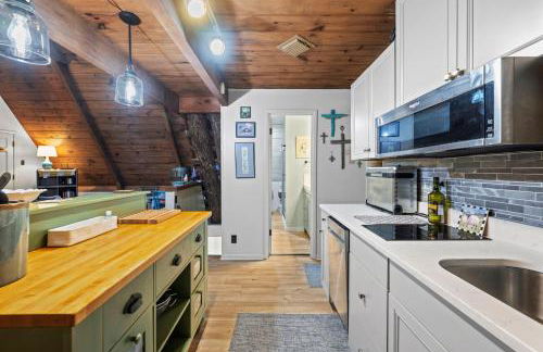 A-Frame with VIEWS - Walk to Downtown and Park - Pets OK - Foto 48