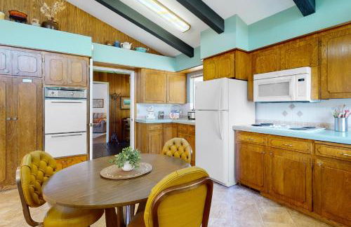 Viewcrest Retro Country Home - Photo 18