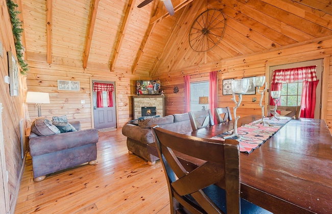 J Willy's Refuge 2 Bedroom Cabin by RedAwning - Photo 32