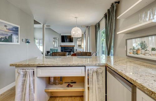 Modern Oceanside Living! Family Home with Workspace - Foto 11