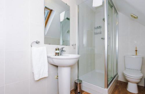 Kinship House by YourStays - Stunning Holiday Home in the Suburbs - Foto 45