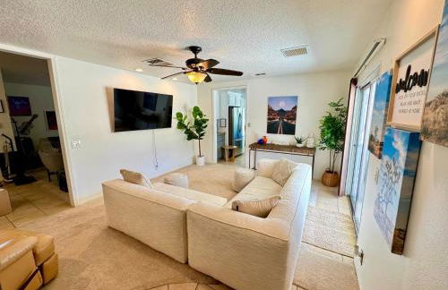 Epic Views, Huge House, Acres of J-Trees to explore, Hot Tub, Pool, AC, and Mini-Golf - Foto 7