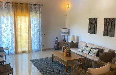 4 Bed Villa - Sleeps 9- Pool - Garden - Parking - Foto 3