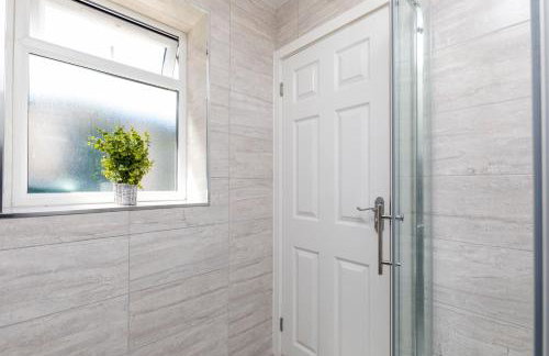 Findon- Stylish Suite 10mins close to Airport - Photo 17