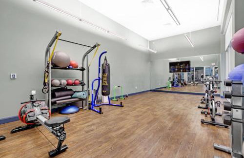 Bright and Airy 2 Bed on Biscayne Blvd with Free Park - Foto 27