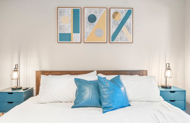 Soco 2BR Comfy Suite w Pool King bed Fast Wifi - Photo 11