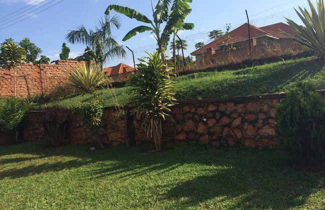 Captivating 3-bed Villa - Photo 29