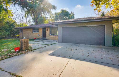 Peaceful Retreat with Yard 2 Mi to Pewaukee Lake! - Foto 29