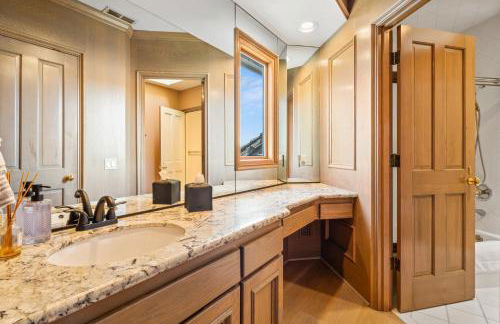 Stunning Waterfront Mansion with Pool and Hottub - Foto 45