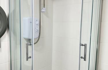 Cozy Family House 10 min from Manchester Airport - Photo 49