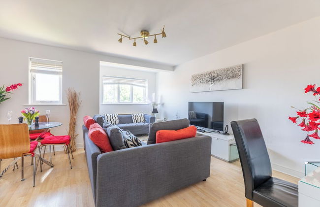 Skyline Haven Modern 2BR w/ Free Parking & 4kTV - Foto 39