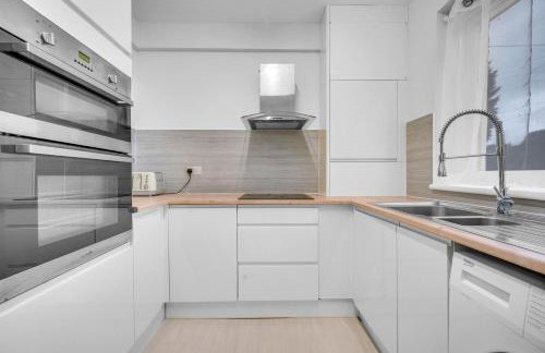 3 Bedrooms Homely House in Motherwell Sleeps 8 comfortably with 6 double beds Near Glasgow Edinburgh Free Private Parking Business Travellers Contractors Holiday Goers Near all Major transport links - Foto 10