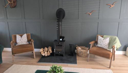 South Coast New Forest Holiday Home-4 Bed-Sleeps 8-Spacious-Parking-EV Dock-Large Garden-Playground-Great for Families-Groups-Professionals - Foto 2