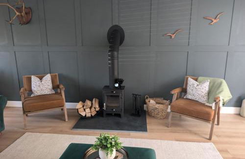 South Coast New Forest Holiday Home-4 Bed-Sleeps 8-Spacious-Parking-EV Dock-Large Garden-Playground-Great for Families-Groups-Professionals - Foto 2