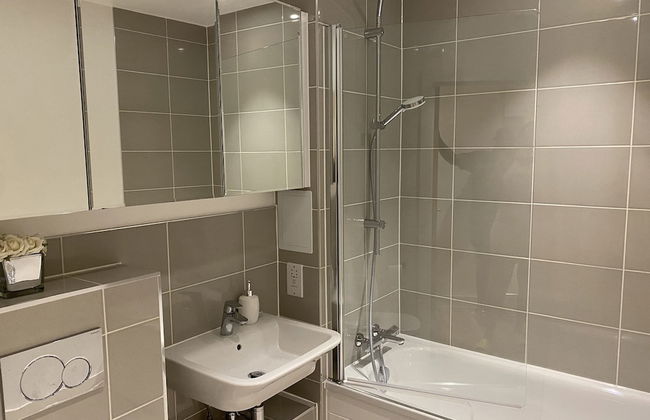 Cosy Stunning two Bed Apartment With Balcony - Foto 10