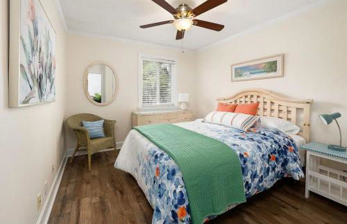 Relaxing Lakeview Stay Near Beach w Pool - Foto 11