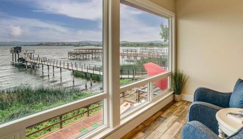 Waterfront Clear Lake Home with Game Room and Deck! - Foto 2