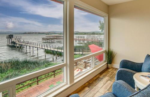 Waterfront Clear Lake Home with Game Room and Deck! - Foto 2