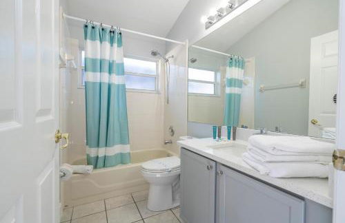 Magical 5-Bedroom Retreat w/ Pool, 3 Ensuite Bedrooms, Near Disney, and Internet! - Foto 12