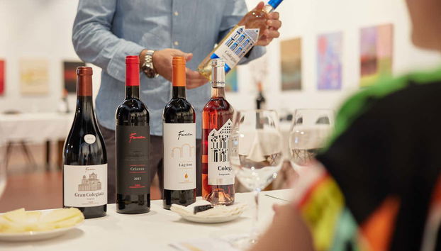 Degustação de vinho nas adegas Fariña