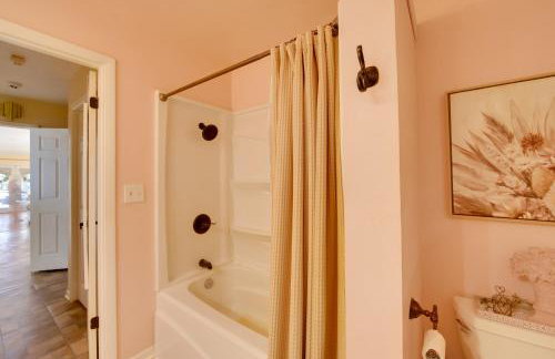 Fire Pit and Patios Peaceful Alto Getaway! - Foto 20