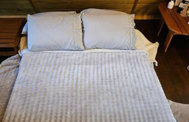 Um chalé e um riacho no meio da natureza - Foto 14