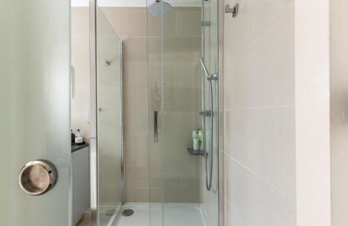 King Studio Apartment with Garden and Parking - Foto 18