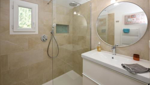 Tarascon Le Treize avec piscine privée et clim - Foto 5, towels, Shower