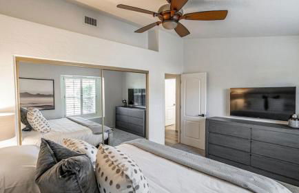 New Listing! Stylish 4 Bdrm W/pool and Game Room - Foto 50