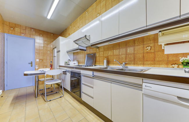 Beautiful Apartment With View - Photo 11