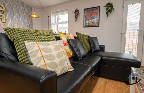 Garfield House, 3 bed house, sleeps 7, Nr Rushden Lakes, allocated parking, corporates welcome - Foto 3