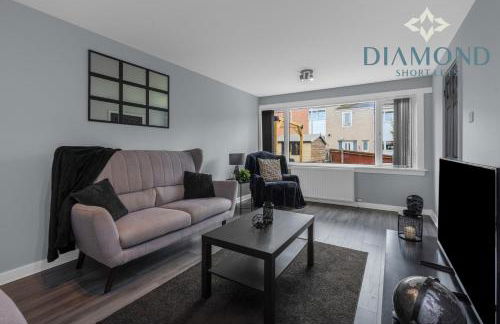 Brand New 4 Bedroom House - Sleeps 4 Fully Equipped, Free Parking, WiFi, Perfect for CONTRACTORS by Diamond Short Lets - Photo 1