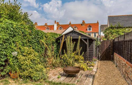 Delightful 2 Bed House a Stones Throw From Beach - Pass the Keys - Photo 24