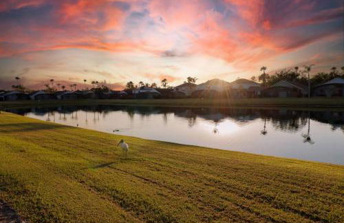 Sunny South Facing Pool with Hot Tub and Lake View Near Disney - Foto 34