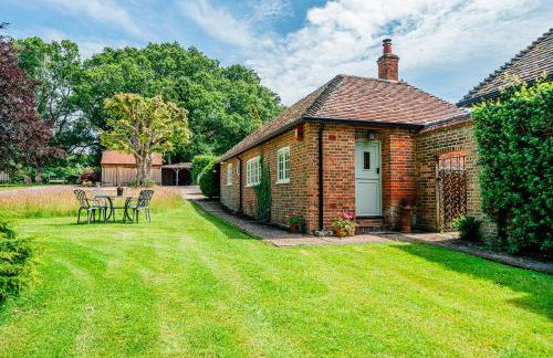 Beautiful Riverside Cottage with Large Garden, 2BR - Photo 14