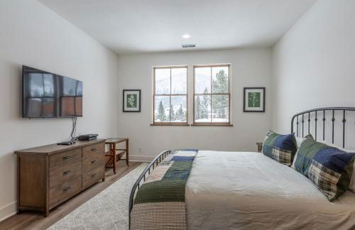 Newly Built Updated 3 Bed 2 and a half bath Creekhouse at Snowcrk Resort 1463 Amazing Mountain Views - Photo 8